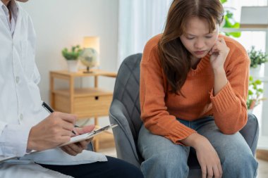 Akıl sağlığı sorunları olan bir kadın danışmanlık yapıyor. Psikiyatrist tedavi için hastanın durumunu kaydediyor. teşvik, sevgi ve aile sorunu, bipolar, depresyon hastası, intiharı koru