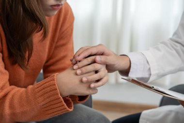 Psikiyatristler aile meselelerini tartışırken el ele tutuşuyorlar. Doktor cesaretlendiriyor ve empati kuran kadın depresyona giriyor. Psikolojik, boşanmayı kaydet, el ele, güven, ilgi