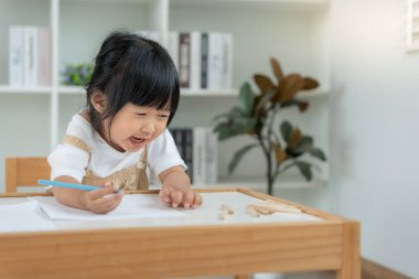 Mutlu Asya çocukları resim yapmayı öğreniyor ve eğleniyor. Aile evde mutlu ve heyecanlı. Anne ve kızı birlikte vakit geçiriyorlar. Tatil, Faaliyet, Yönetici Fonksiyonu, IQ, EQ