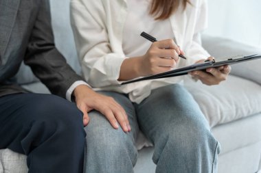 Yönetici ya da kıdemli bir bayan meslektaşına bacağına dokunarak cinsel tacizde bulundu. Ofiste cinsel taciz. Tacize uğradığım için gergin ve stresliyim. taciz, saldırı, uygunsuz, ayrımcılık