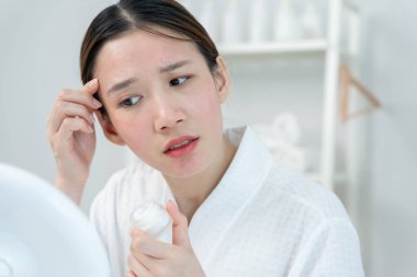 Cilt ve güzellik sorunları Kadınların kaşındıran derileri ve kozmetik alerjileri, steroid alerjileri, hassas ciltleri, güneş ışığı kızarıklıkları, kimyasal alerjileri, isilikleri, böcek ısırıkları yüzünden kızarıklıkları var..