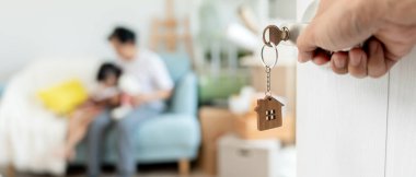 Taşınmak, taşınmak. Kapıyı açtığımda aile gülümsemesi ve yeni bir evde oyun vardı. Odanın içinde kişisel eşyalar ve mobilyalar içeren bir karton kutu vardı. Yeni daireye ya da eve taşınmak.