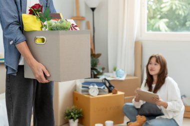 Taşınmak, taşınmak. Yeni daire için birkaç yardım seti ve taşınma mobilyası, odanın içinde kişisel eşyalar içeren bir karton kutu vardı. yeni daireye ya da daireye taşın