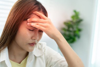 Baş ağrısı, kadın migren ağrısı, kötü sağlık, Asyalı kadın stres ve baş ağrısı, ofis sendromu, alınına dokunmaktan yorgun düşmüş migren ya da depresyon, sinirli kız, hüzünlü hüzün.