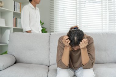 Boşanma ve kavgalar. Çiftler evlendikten sonra çaresiz ve hayal kırıklığına uğrarlar. Karı koca kavgalar yüzünden üzgün, üzgün ve hayal kırıklığına uğramış durumdalar. Güvensizlik, aşk sorunları, ihanetler. aile sorunu