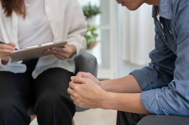 Akıl sağlığı sorunları olan bir adam danışmanlık yapıyor. Psikiyatrist tedavi için hastanın durumunu kaydediyor. teşvik, sevgi ve aile sorunu, bipolar, depresyon hastası, intiharı koru