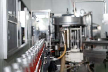 Yiyecek ya da içecek fabrikası, müşteriye ürün göndermeden önce depo üzerinde yiyecek, yiyecek ve içecek taşıyıcısı. Kalite kontrolü ya da güvence. İyi standart.