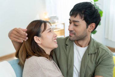 Çiftler gülümser ve mutlu olurlar. Birbirlerine sarılırlar, sarılırlar, sarılırlar, genç aşıklar, evli çiftler, sıcak bir aile. Karı koca yeni yıl arifesinde ya da sevgililer gününde çok eğleniyorlar.