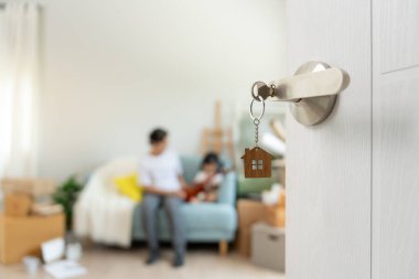 Taşınmak, taşınmak. Kapıyı açtığımda aile gülümsemesi ve yeni bir evde oyun vardı. Odanın içinde kişisel eşyalar ve mobilyalar içeren bir karton kutu vardı. Yeni daireye ya da eve taşınmak.