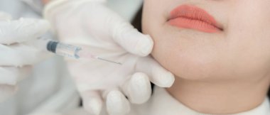 Kozmetik cerrahi, cilt beyazlatma enjeksiyonu, dolgu enjeksiyonu, cilt yenileme, güzel Asyalı kızlar güzellik kliniğinde, cilt bakımı, gözenek yenileme, kırışıklık, bebek yüzü...