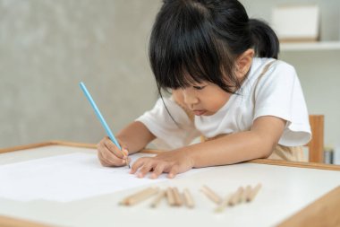 Mutlu Asya çocukları resim yapmayı öğreniyor ve eğleniyor. Aile evde mutlu ve heyecanlı. Anne ve kızı birlikte vakit geçiriyorlar. Tatil, Faaliyet, Yönetici Fonksiyonu, IQ, E