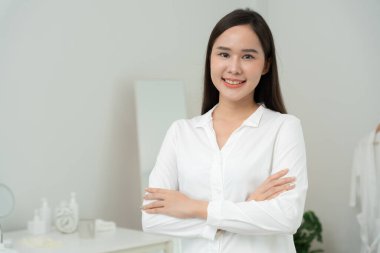 Güzellik kliniği, portre uzmanı VIP müşteriler için güzellik uzmanı, yatağı ve sandalyesi olan beyaz bir oda. Oda temiz ve düzenli, sağlık, cilt bakımı, tarz, sağlık, kozmetoloji, güzellik uzmanı