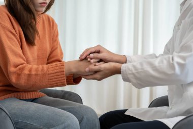 Psikiyatristler aile meselelerini tartışırken el ele tutuşuyorlar. Doktor cesaretlendiriyor ve empati kuran kadın depresyona giriyor. Psikolojik, boşanmayı kaydet, el ele, güven, araba