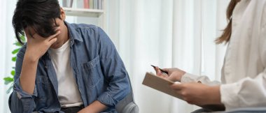 Akıl sağlığı sorunları danışmanlık yapmaktır. Psikiyatrist tedavi için hastanın durumunu kaydediyor. teşvik, sevgi ve aile sorunu, bipolar, depresyon hastası, intiharı koru