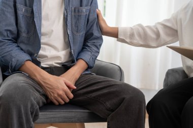 Adam mahrem yerlerin önünde el ele tutuşup rahatsızlık duyuyor ve doktora danışıyor. Zührevi, testis kanseri. Mesane sorunları, ereksiyon bozukluğu, erken boşalma, prostat kremi.