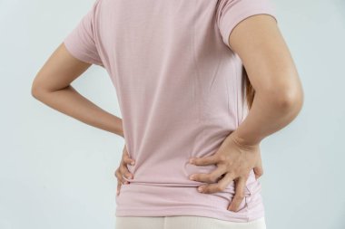 Kadın belini tutuyor ve dayanılmaz ağrılar çekiyor. Sağlık ve sorunlar, kronik sırt ağrısı, ofis sendromu, skolyoz, bel fıtığı, kas iltihabı.