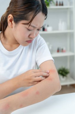 Cilt ve güzellik sorunları Kadınların kaşındıran derileri ve kozmetik alerjileri, steroid alerjileri, hassas ciltleri, güneş ışığı kızarıklıkları, kimyasal alerjileri, isilikleri, böcek ısırıkları yüzünden kızarıklıkları var..