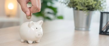 Para biriktir. İş kadını kumbaraya tasarruf için para koyuyor. wealth, Finance, business, invest, Emeklilik, future, muhasebe, plan life, economize, bankacılık, family, health