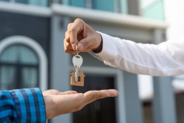 Kira, kiralama ve ev satma. Emlakçı menajeri yeni sahibine gülümsüyor. kira, satış, kredi finans, sigorta, satıcı, dağıtıcı, taksit, satın alma, satma, taşınma