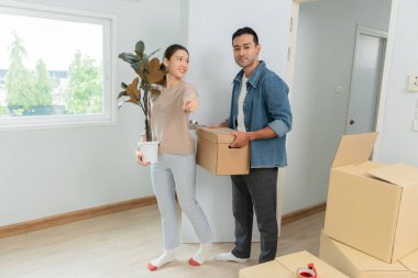 Taşınmak, taşınmak. Yeni daire için birkaç yardım seti ve taşınma mobilyası, odanın içinde kişisel eşyalar içeren bir karton kutu vardı. yeni daireye ya da daireye taşın