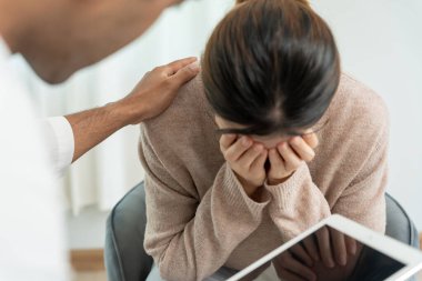 Psikiyatrist, hayat ve aile meselelerini tartışırken endişeli hissediyor. Doktor cesaretlendiriyor ve empati kuran kadın depresyona giriyor. Psikolojik, boşanmayı kaydet, el ele, güven