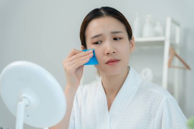 Yağlı yüz problemi, yüz dermatolojisi, büyük gözenekler, pürüzlü yüz, hassas cilt, güneş yanığı, sivilce, kuru deri, büyük gözenekler, kızarıklık, donuk yüz, çiller, kırışıklık, cilt problemi