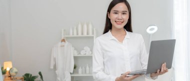 Güzellik kliniği, portre uzmanı VIP müşteriler için güzellik uzmanı, yatağı ve sandalyesi olan beyaz bir oda. Oda temiz ve düzenli, sağlık, cilt bakımı, tarz, sağlık, kozmetoloji, güzellik uzmanı