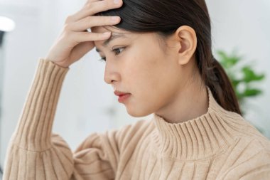 Baş ağrısı, kadın migren ağrısı, kötü sağlık, Asyalı kadın stres ve baş ağrısı, ofis sendromu, alınına dokunmaktan yorgun düşmüş migren ya da depresyon, sinirli kız, hüzün.