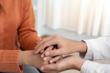 Psikiyatristler aile meselelerini tartışırken el ele tutuşuyorlar. Doktor cesaretlendiriyor ve empati kuran kadın depresyona giriyor. Psikolojik, boşanmayı kaydet, el ele, güven, araba