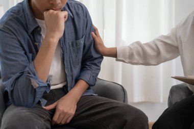 Doktor teşvik etti. Adam mahrem yerlerin önünde el ele tutuşup rahatsızlık duyuyor ve doktora danışıyor. Zührevi, testis kanseri, ereksiyon bozukluğu, erken boşalma, prostat kanseri.