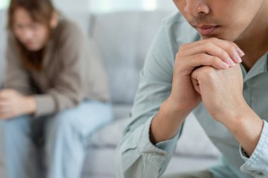 Boşanma. Asyalı çiftler evlendikten sonra çaresiz ve hayal kırıklığına uğrarlar. Karı koca kavgalar yüzünden üzgün, üzgün ve hayal kırıklığına uğramış durumdalar. Güvensizlik, aşk sorunları, ihanetler. Aile sorunu, gençlik aşkı