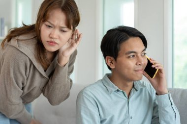 Çifte randevu, koca birini aramak için telefon kullanır, bir kaçamak yapar, zina yapar, çok eşlilik yapar, kocasının bir ilişkisi vardı. Aile sorunu, aldatma, boşanma, ayrılma