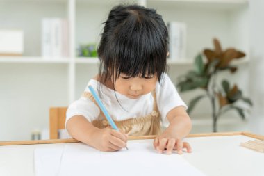 Mutlu Asya çocukları oyun oynayıp resim ve çizgi film öğreniyor. Komik aile evde mutlu ve heyecanlı. Anne ve kızı birlikte vakit geçiriyorlar. Tatil, Etkinlik