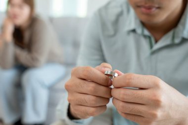 Boşanma. Adam evlilik yüzüğünü çıkarmış. Evlilikten sonra çaresiz ve hayal kırıklığına uğramış çiftler. Karı koca anlaşmazlıklar yüzünden üzgün, üzgün ve hayal kırıklığına uğramış. güvensizlik, aşk sorunları, ihanetler, aile, sevgili