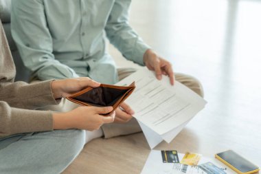 Yüklü faturaları ve faturaları olan stresli ve baş ağrısı çeken Asyalı çift harcamaları ve kredi kartı borçlarını ödeyecek paraları yok. kıtlık, mali sorunlar, mortgage, kredi, iflas, iflas, yoksul, boş duvar