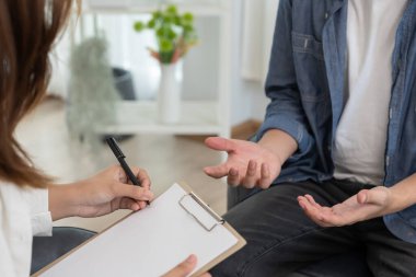 Adam zihinsel sağlık sorunlarının danışmanlık olduğunu söylüyor. Psikiyatrist tedavi için hastanın durumunu kaydediyor. teşvik, sevgi ve aile sorunu, bipolar, depresyon hastası, intiharı koru