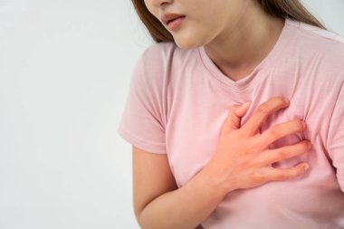 Göğüs kafesinde kalp krizi belirtileri var. Asyalı kadınlarda göğüs ağrısı var. Kalp rahatsızlığı, sızıntı, genişleme, kalp büyümesi, göğüs bölgesine acı veren bir ekspres baskı.