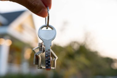 Kira, kiralama ve ev satma. Emlakçı menajeri yeni sahibine gülümsüyor. kira, satış, kredi finans, sigorta, satıcı, dağıtıcı, taksit, satın alma, satma, taşınma