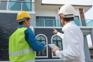 Müfettiş Mühendis ve Sahiplik Projesi yeni inşaat ve kalite güvencesi evini inceliyor. Mühendisler, mimarlar ya da irtibat görevlileri ev sahiplerine devretmeden önce evi inşa etmek için çalışıyorlar.