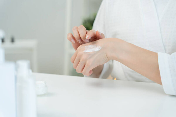 Красивая азиатская женщина улыбка использовать крем для хорошей кожи. здоровая женщина наносить крем для тела. Реклама крема для кожи, противоморщинки, детского лица, отбеливания, увлажняющего крема, затяжной сыворотки поры