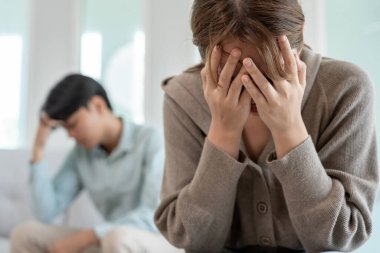 Boşanma. Asyalı çiftler evlendikten sonra çaresiz ve hayal kırıklığına uğrarlar. Karı koca kavgalar yüzünden üzgün, üzgün ve hayal kırıklığına uğramış durumdalar. Güvensizlik, aşk sorunları, ihanetler. Aile sorunu, gençlik aşkı