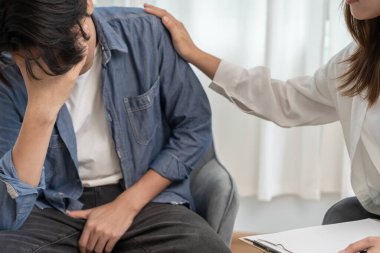 Hayat ve aile meselelerini tartışırken psikiyatrist omuzlarını tutuyor. Doktor cesaretlendiriyor ve empati kuran kadın depresyona giriyor. Psikolojik, boşanmayı kaydet, el ele, güven, ilgi