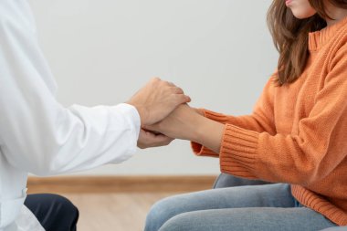 Psikiyatristler aile meselelerini tartışırken el ele tutuşuyorlar. Doktor cesaretlendiriyor ve empati kuran kadın depresyona giriyor. Psikolojik, boşanmayı kaydet, el ele, güven, ilgi