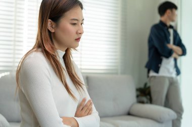 Boşanma. Asyalı çiftler evlendikten sonra çaresiz ve hayal kırıklığına uğrarlar. Karı koca kavgalar yüzünden üzgün, üzgün ve hayal kırıklığına uğramış durumdalar. Güvensizlik, aşk sorunları, ihanetler. Aile sorunu, gençlik aşkı