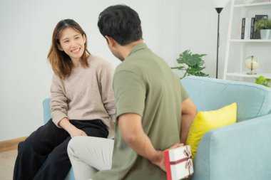 Mutlu koca sürpriz eş için hediye kutusu arar ve saklar. Sevimli kız, heyecanlı hediye kutusu. Doğum günü, kutlama, xmas, yeni yıl festivali, teşekkür, kutlama, sevgililer günü, evlilik yıldönümü