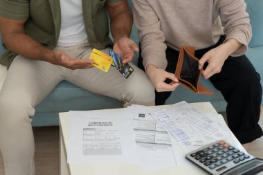Yüklü faturaları ve faturaları olan stresli ve baş ağrısı çeken Asyalı çift harcamaları ve kredi kartı borçlarını ödeyecek paraları yok. kıtlık, mali sorunlar, mortgage, kredi, iflas, iflas, yoksul, boş cüzdan