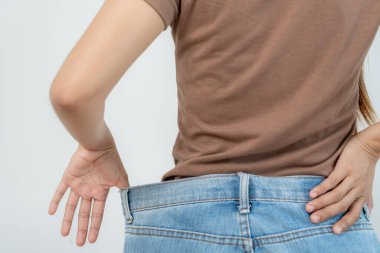 Kadın beslenme sonuçları gösteriyor. Güzel şekil. Dişilerin kilo verdikten sonra bel ölçüleri azalır. Kilo kaybı nedeniyle kot giyemezsin. denge, kontrol, rutinler, egzersiz