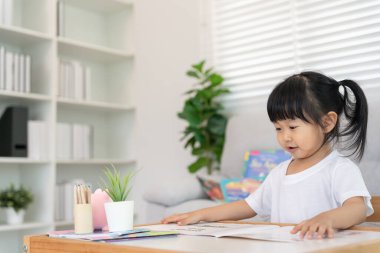 Mutlu Asyalı çocuklar rahatlayın ayı bebek için masal kitabı okuyun. Kızım ve bir hikaye okuyordum. öğrenim geliştirme, çocuk bakımı, eğitim, hikaye anlatma, uygulama, hayal etme, bağımlılığı azaltma cep telefonu