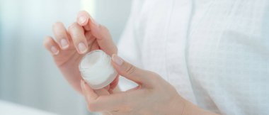 İyi cilt bakım kremi iyi cilt için kullanılır. Sağlıklı bir kadın yüzüne krem sürün ve makyaj yapın. Cilt kremi reklamı, kırışıklık önleyici, bebek yüzü, beyazlatma, nemlendirici.