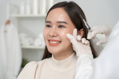 Kozmetik cerrahi, cilt beyazlatma enjeksiyonu, dolgu enjeksiyonu, cilt yenileme, güzel Asyalı kızlar güzellik kliniğinde, cilt bakımı, gözenek yenileme, kırışıklık, bebek bakımı...